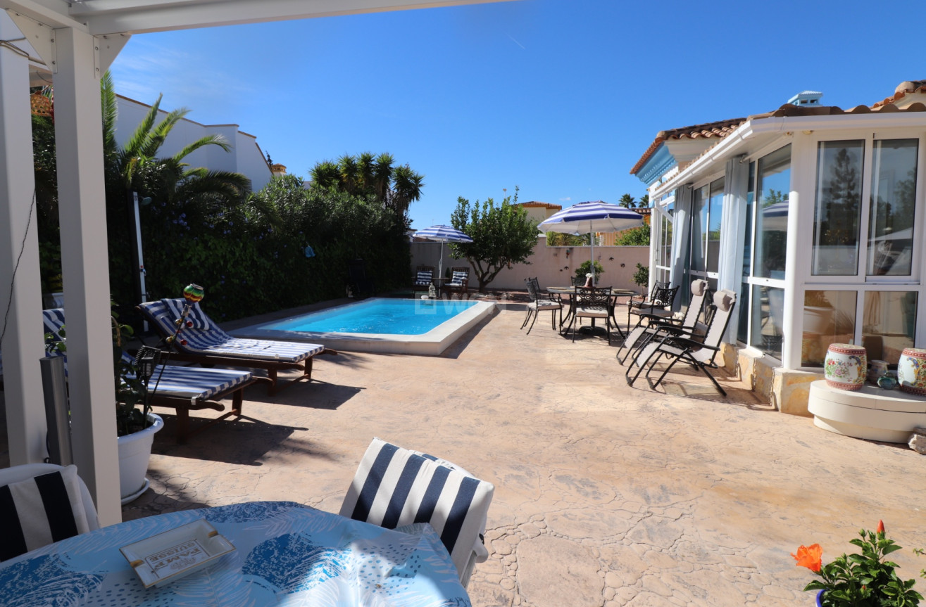 Odsprzedaż - Villa - Hondón de las Nieves - Inland