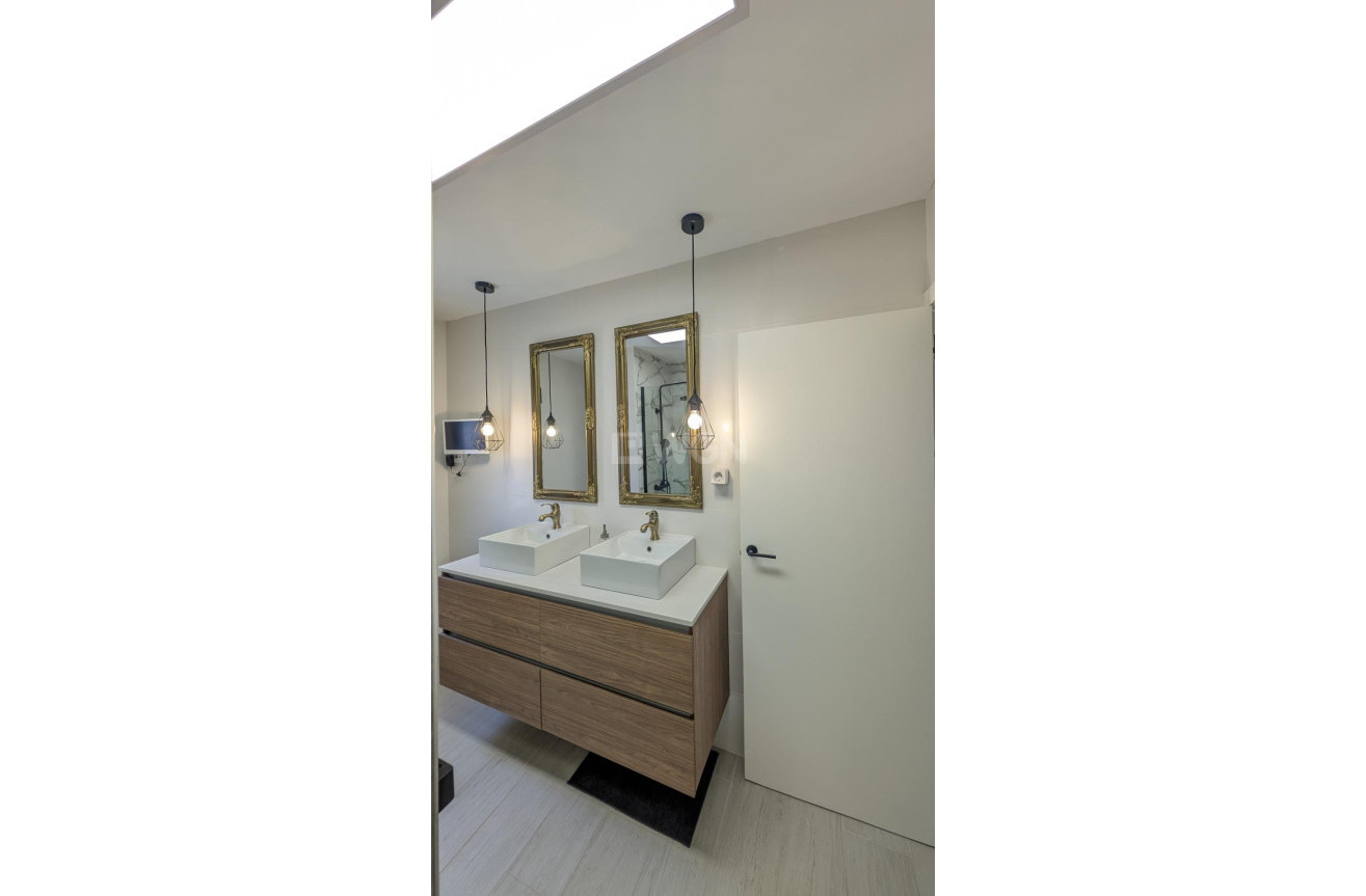 Odsprzedaż - Villa - Lo Pagan - LA PUNTICA