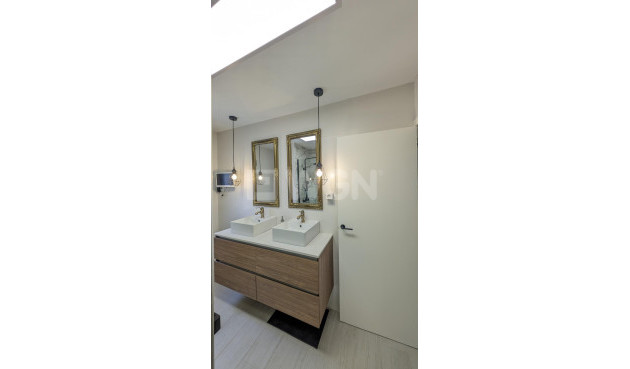 Odsprzedaż - Villa - Lo Pagan - LA PUNTICA