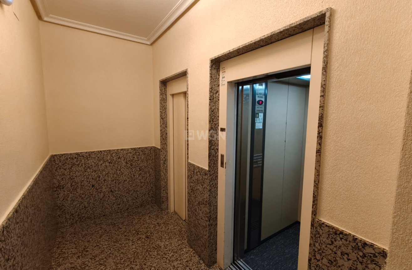 Odsprzedaż - Mieszkanie w bloku - Torrevieja - Estacion De Autobuses