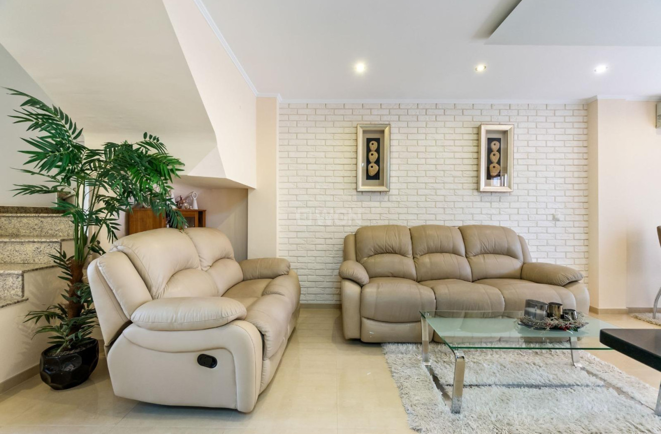 Odsprzedaż - Kamienica - Torrevieja - aguas nuevas