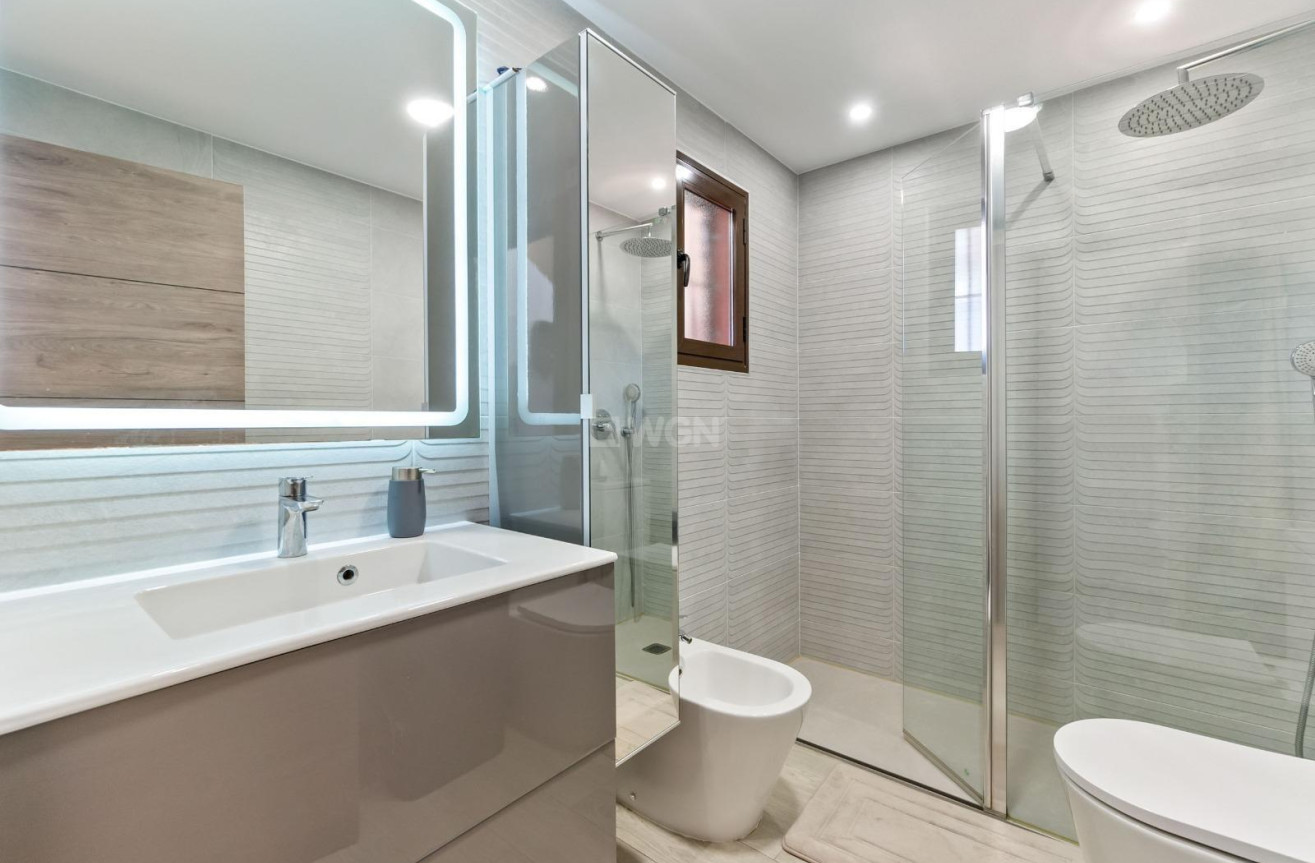 Odsprzedaż - Kamienica - Torrevieja - aguas nuevas