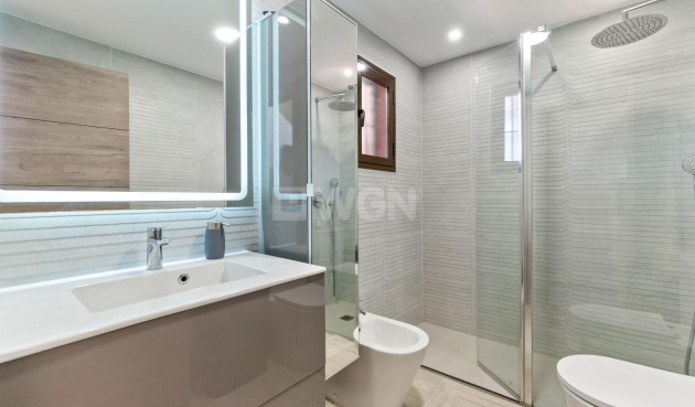 Odsprzedaż - Kamienica - Torrevieja - aguas nuevas