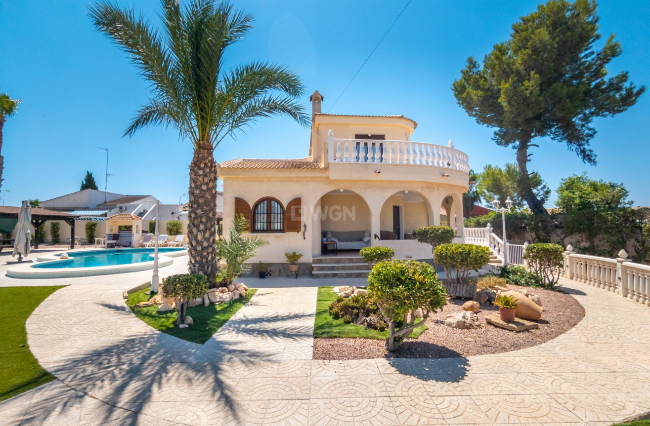 Resale - Villa - Torrevieja - El Chaparral