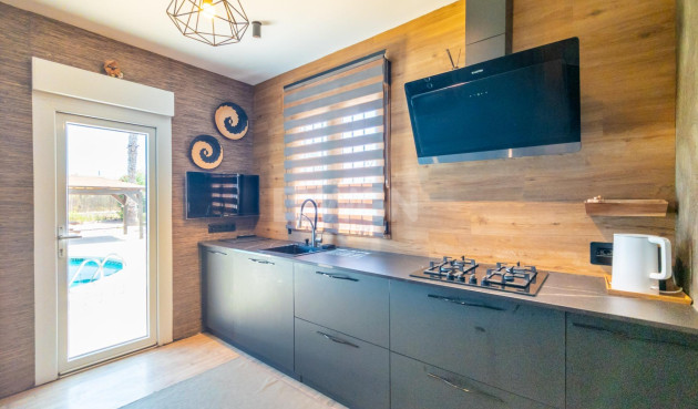 Resale - Villa - Torrevieja - El Chaparral