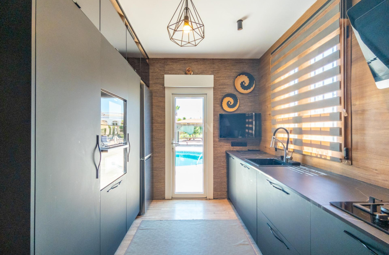 Resale - Villa - Torrevieja - El Chaparral