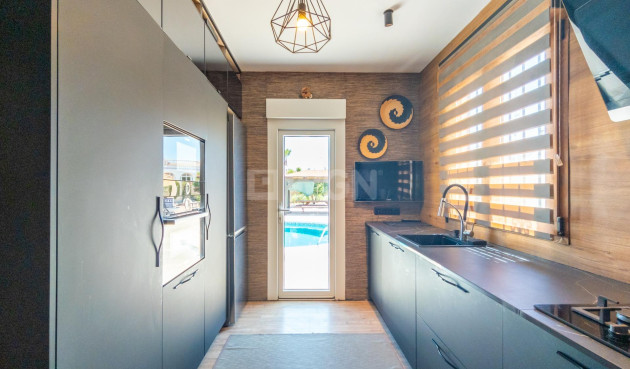 Resale - Villa - Torrevieja - El Chaparral