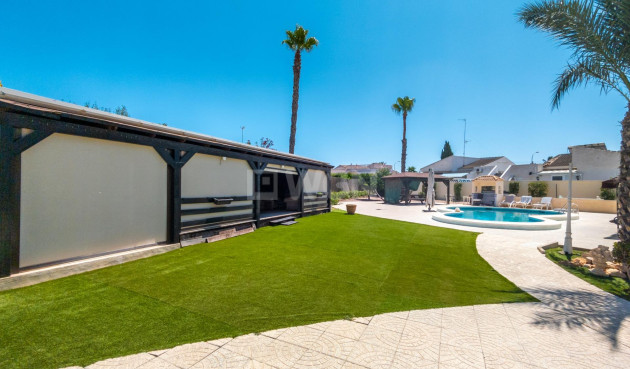 Resale - Villa - Torrevieja - El Chaparral
