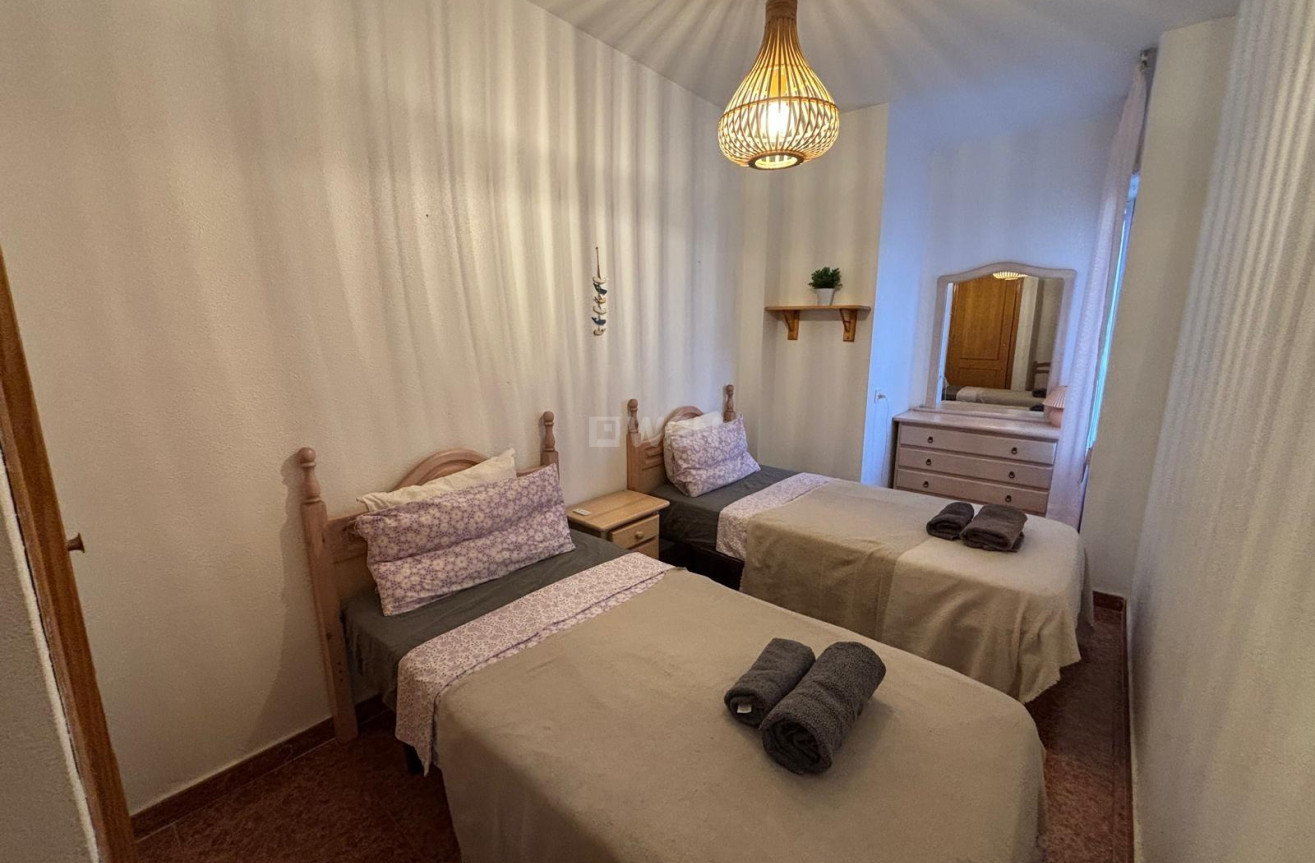 Odsprzedaż - Mieszkanie w bloku - Torrevieja - Playa de los Locos