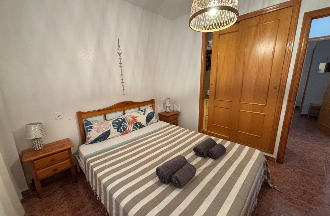 Odsprzedaż - Mieszkanie w bloku - Torrevieja - Playa de los Locos