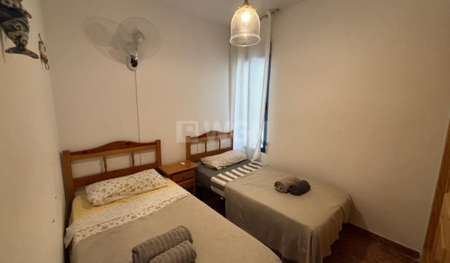 Odsprzedaż - Mieszkanie w bloku - Torrevieja - Playa de los Locos