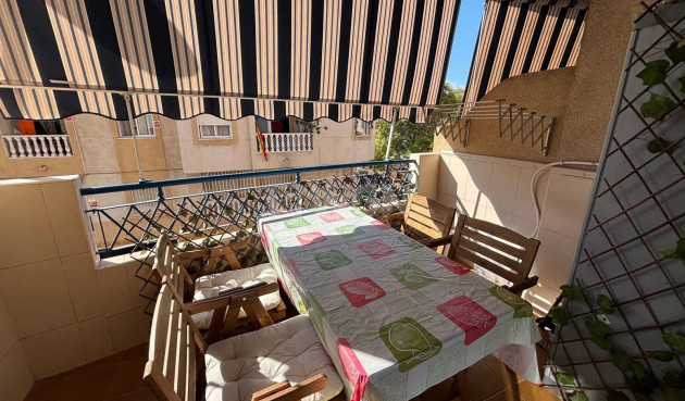 Odsprzedaż - Mieszkanie w bloku - Torrevieja - Playa de los Locos