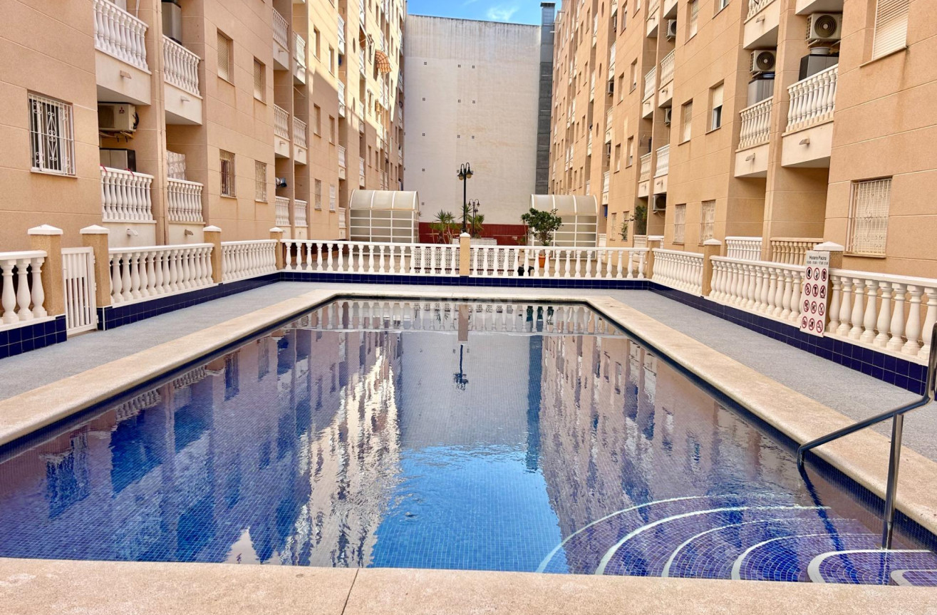 Odsprzedaż - Mieszkanie w bloku - Torrevieja - Estacion De Autobuses