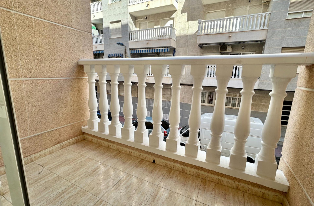 Odsprzedaż - Mieszkanie w bloku - Torrevieja - Estacion De Autobuses