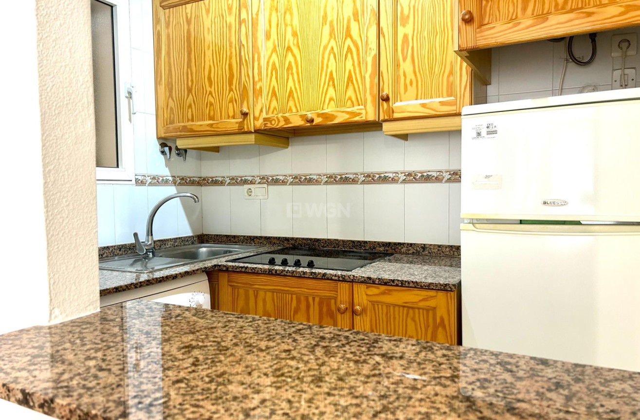 Odsprzedaż - Mieszkanie w bloku - Torrevieja - Estacion De Autobuses