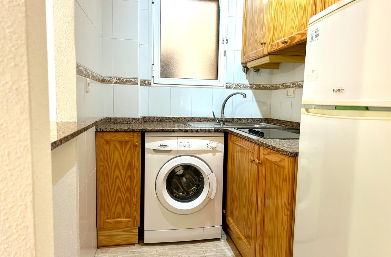 Odsprzedaż - Mieszkanie w bloku - Torrevieja - Estacion De Autobuses