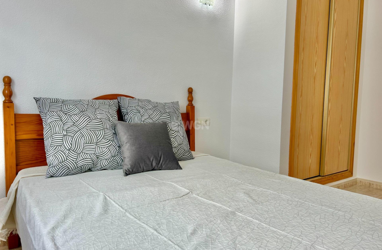 Odsprzedaż - Mieszkanie w bloku - Torrevieja - Estacion De Autobuses