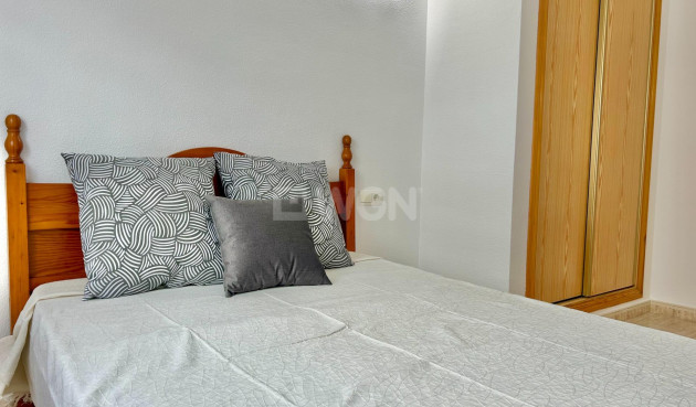 Odsprzedaż - Mieszkanie w bloku - Torrevieja - Estacion De Autobuses