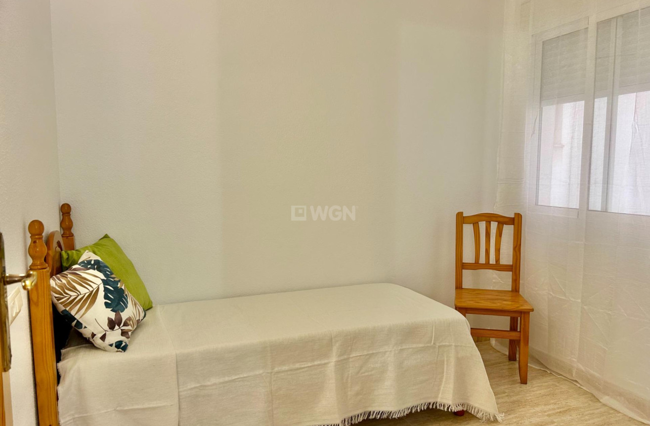 Odsprzedaż - Mieszkanie w bloku - Torrevieja - Estacion De Autobuses