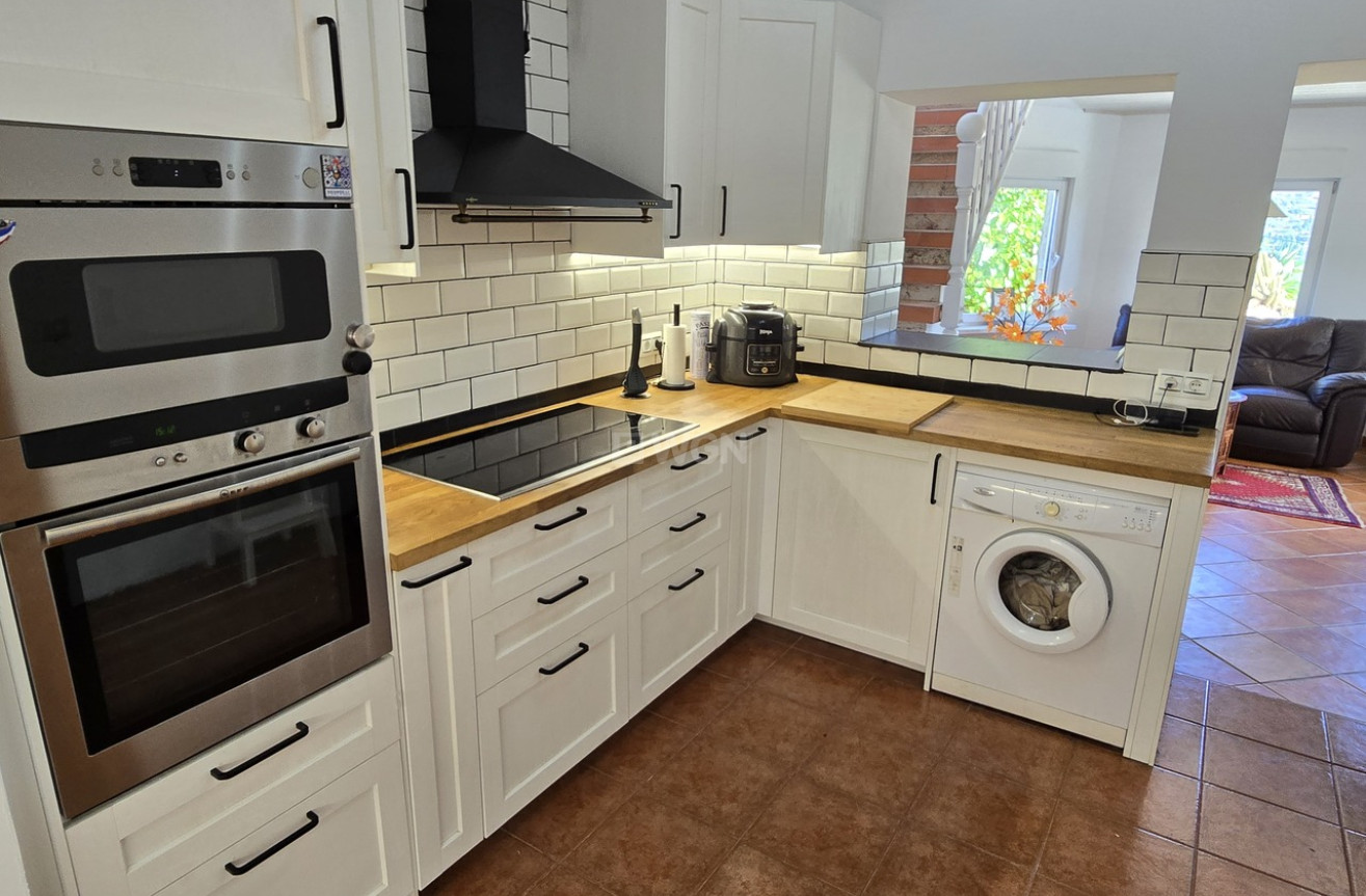 Odsprzedaż - Villa - Alcaucín - Inland