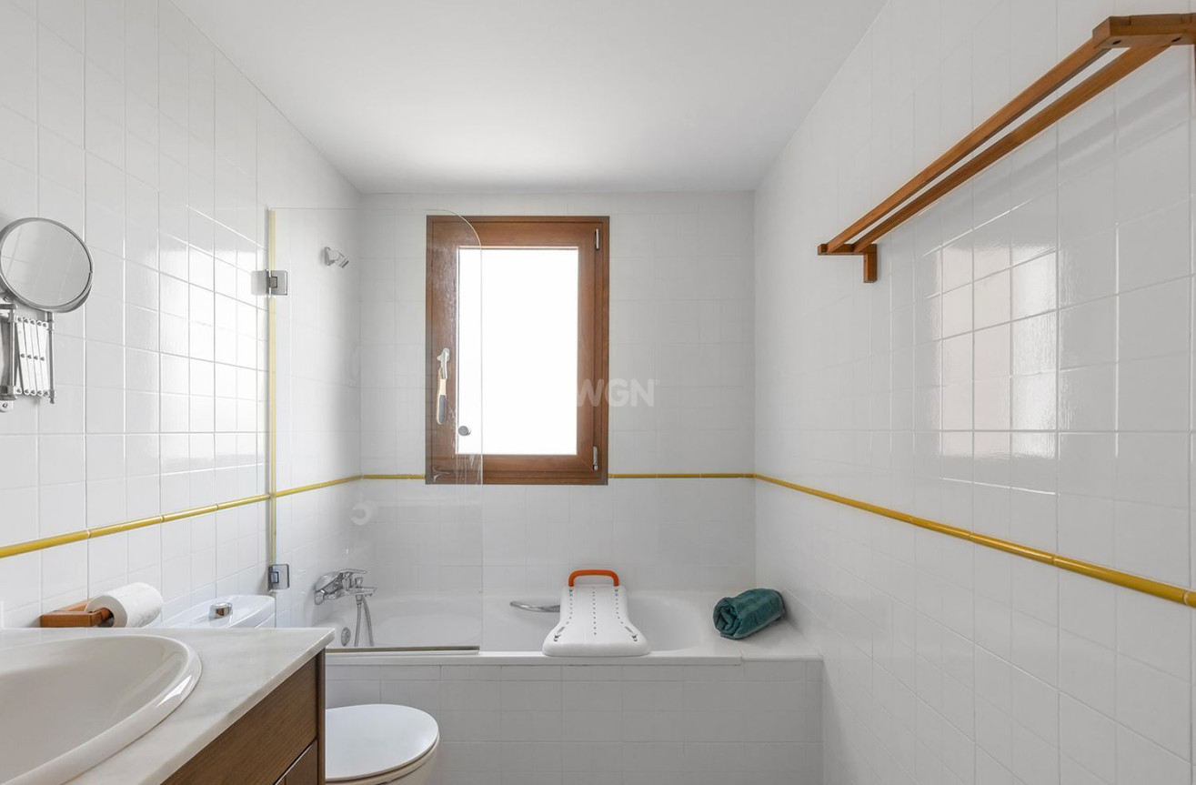 Odsprzedaż - Mieszkanie w bloku - Torrevieja - Punta Prima