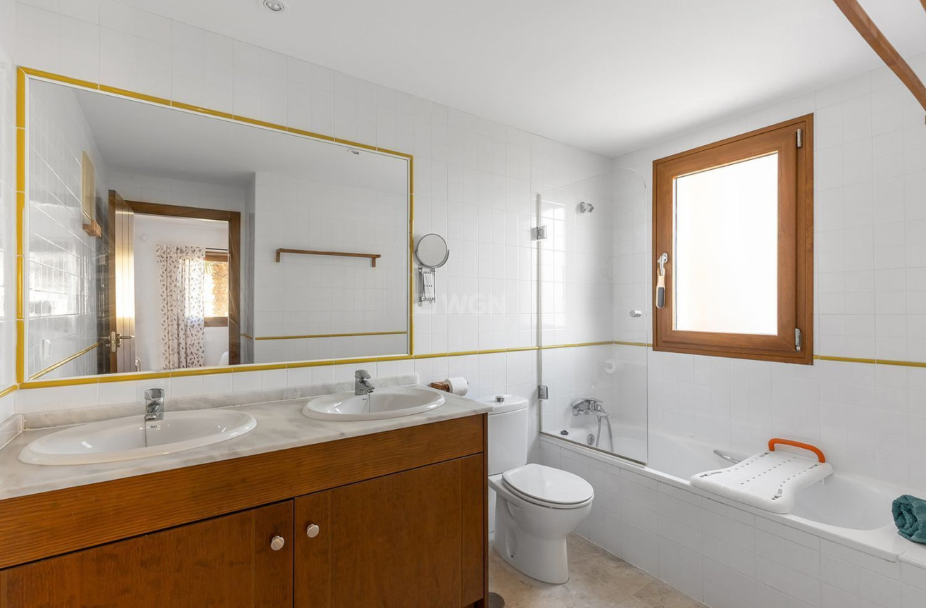 Odsprzedaż - Mieszkanie w bloku - Torrevieja - Punta Prima