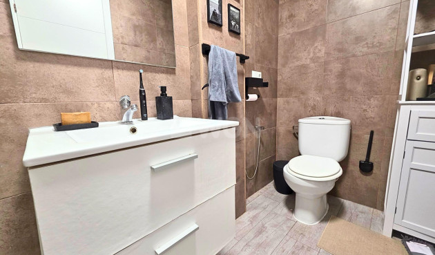 Odsprzedaż - Mieszkanie w bloku - Torrevieja - Playa del Cura