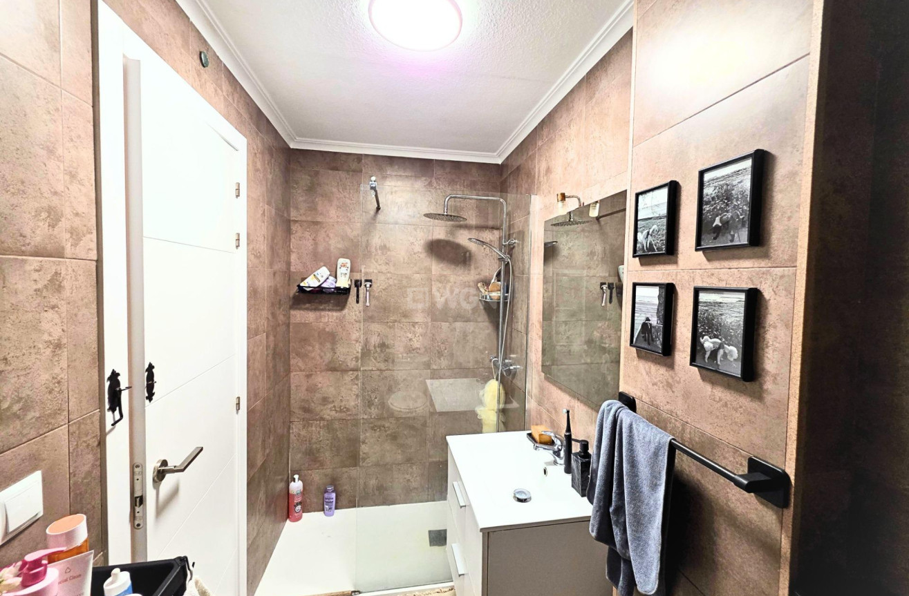 Odsprzedaż - Mieszkanie w bloku - Torrevieja - Playa del Cura