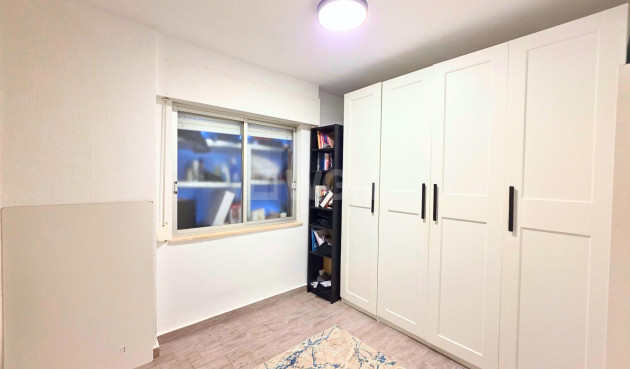 Odsprzedaż - Mieszkanie w bloku - Torrevieja - Playa del Cura