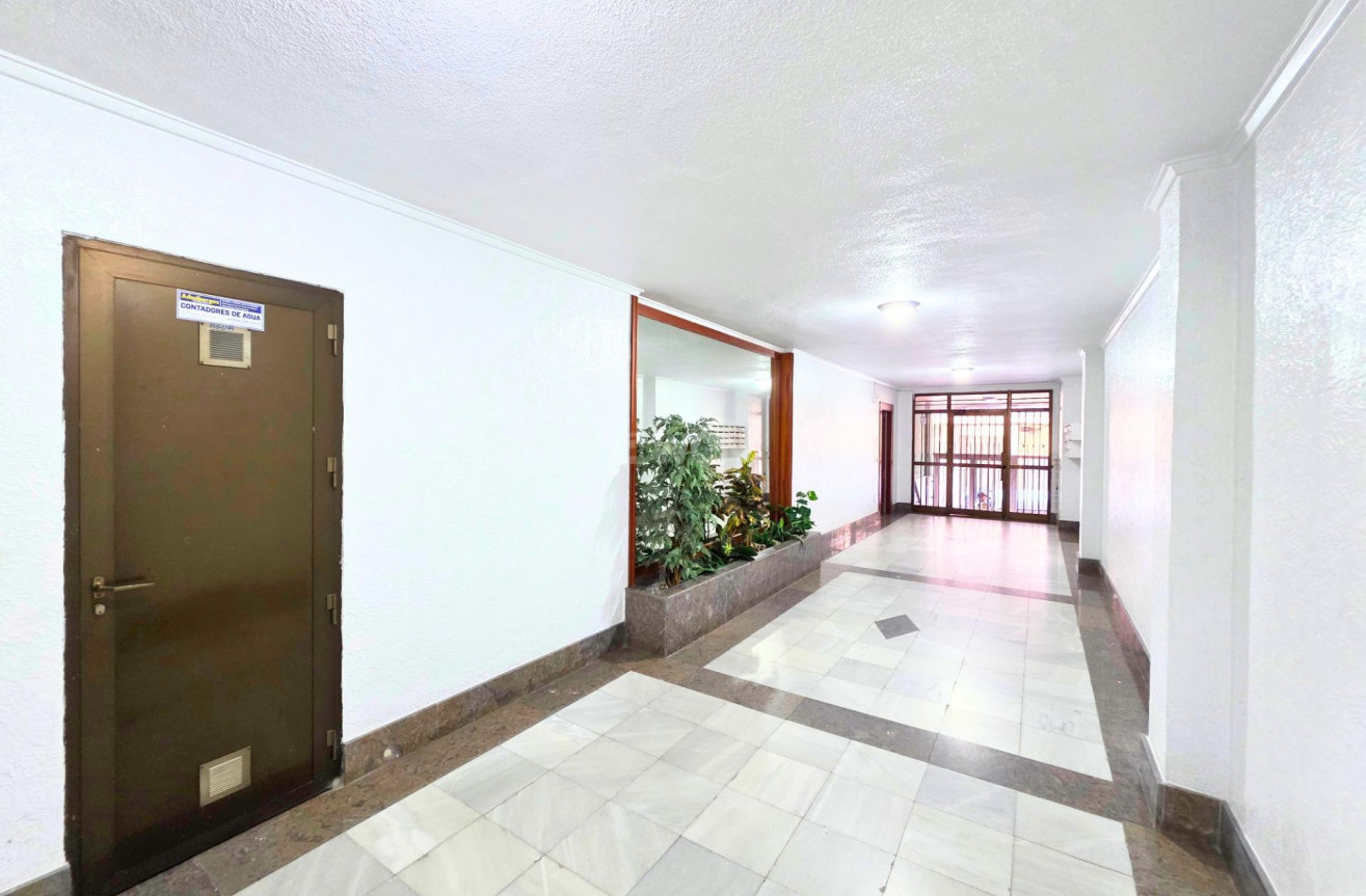 Odsprzedaż - Mieszkanie w bloku - Torrevieja - Playa del Cura