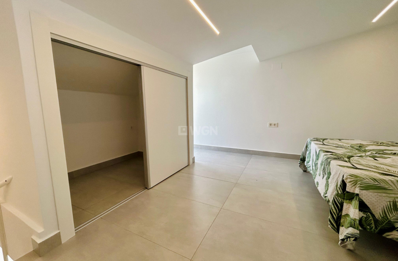 Odsprzedaż - Kamienica - Torrevieja - Costa Blanca