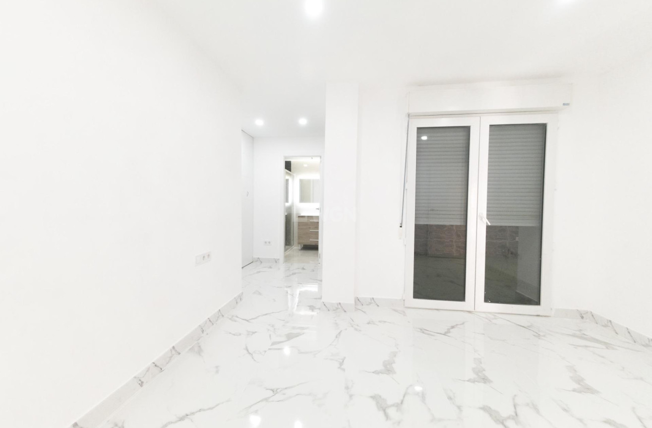 Resale - Apartment / flat - Torrevieja - Playa De Los Naufragos
