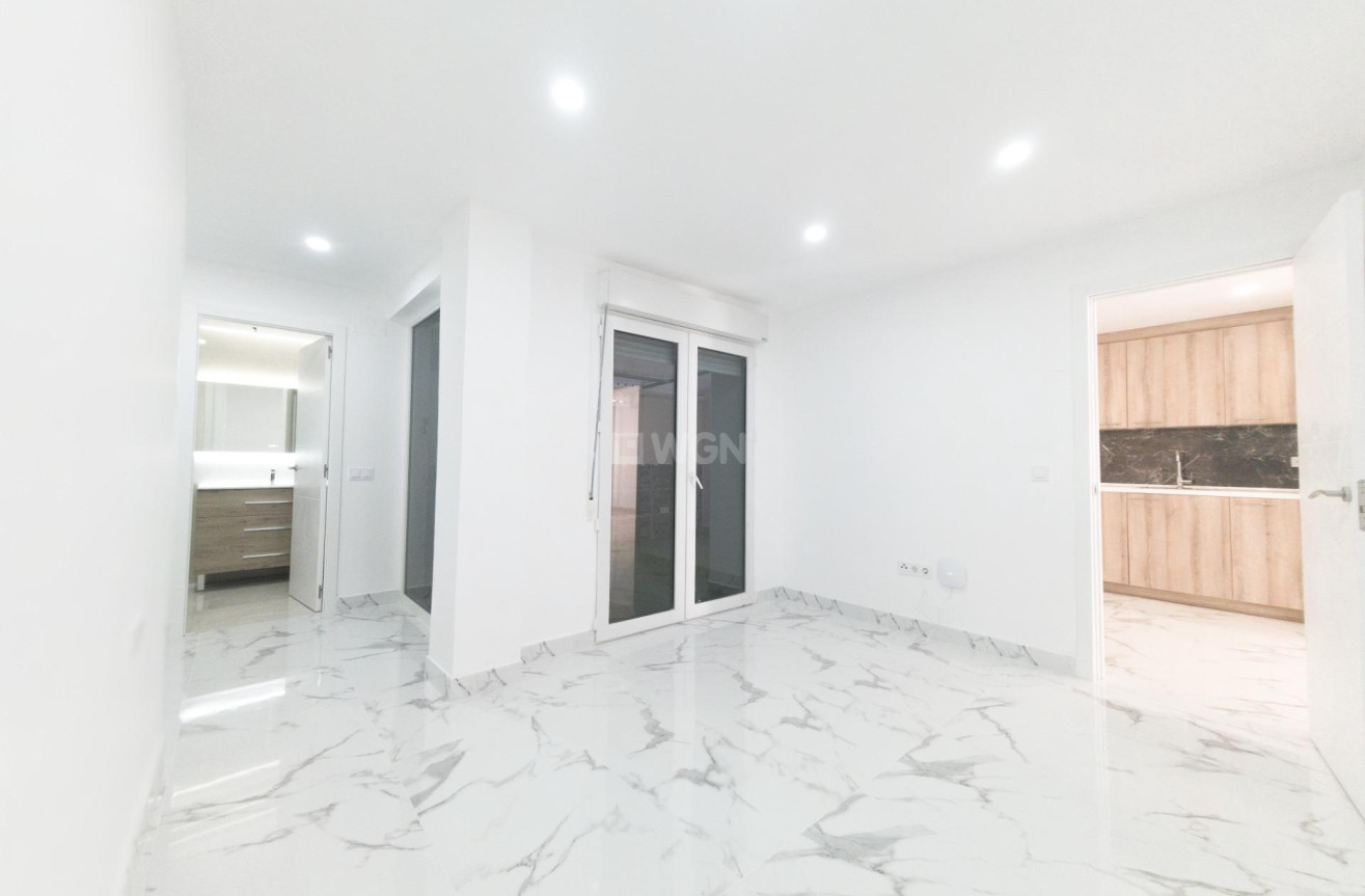 Resale - Apartment / flat - Torrevieja - Playa De Los Naufragos