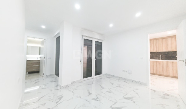 Resale - Apartment / flat - Torrevieja - Playa De Los Naufragos