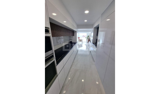 Odsprzedaż - Mieszkanie w bloku - Torrevieja - Centro