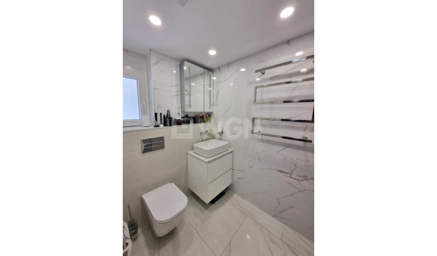 Odsprzedaż - Mieszkanie w bloku - Torrevieja - Centro