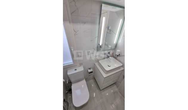 Odsprzedaż - Mieszkanie w bloku - Torrevieja - Centro