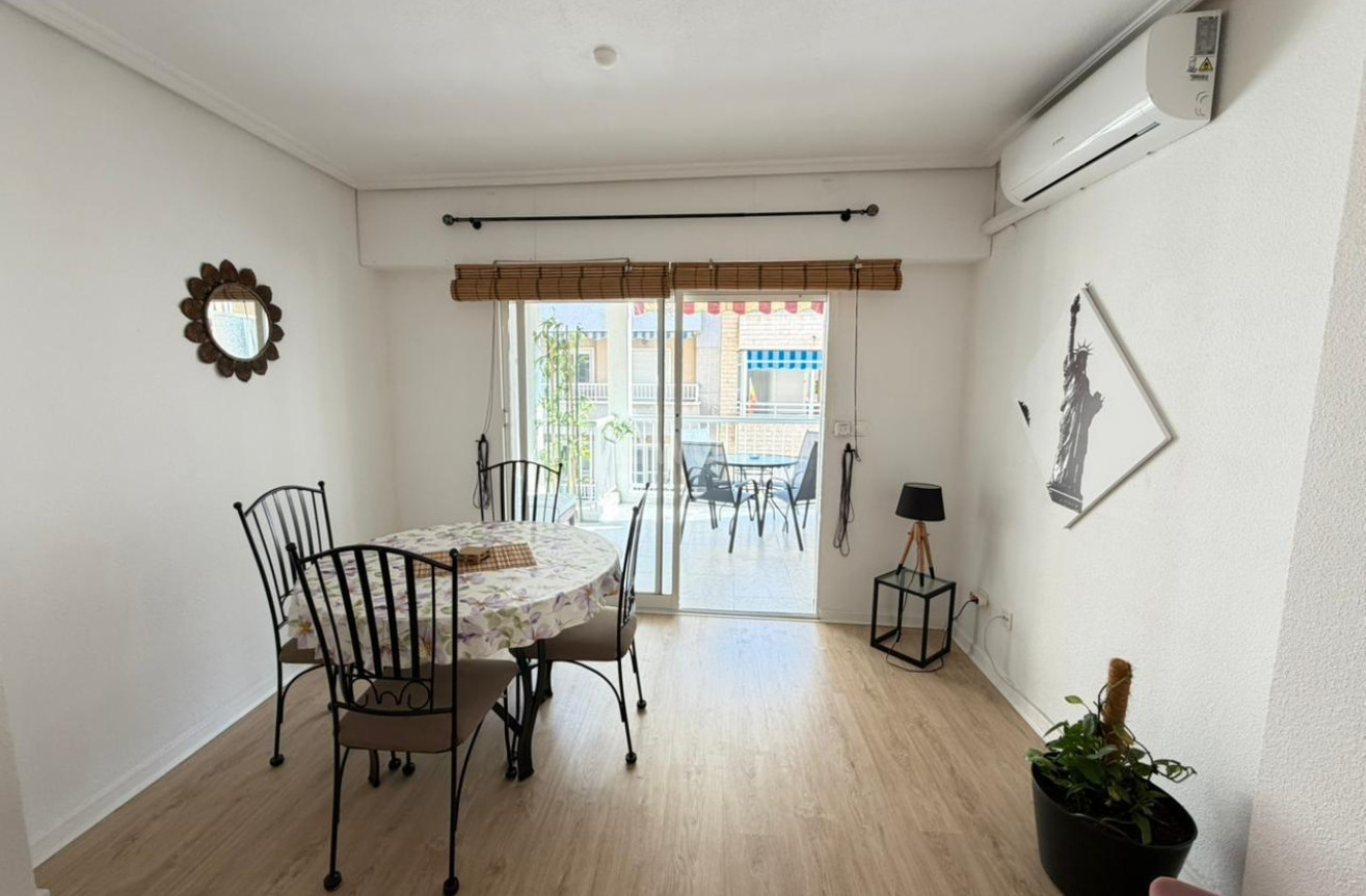 Odsprzedaż - Mieszkanie w bloku - Torrevieja - Playa del Cura