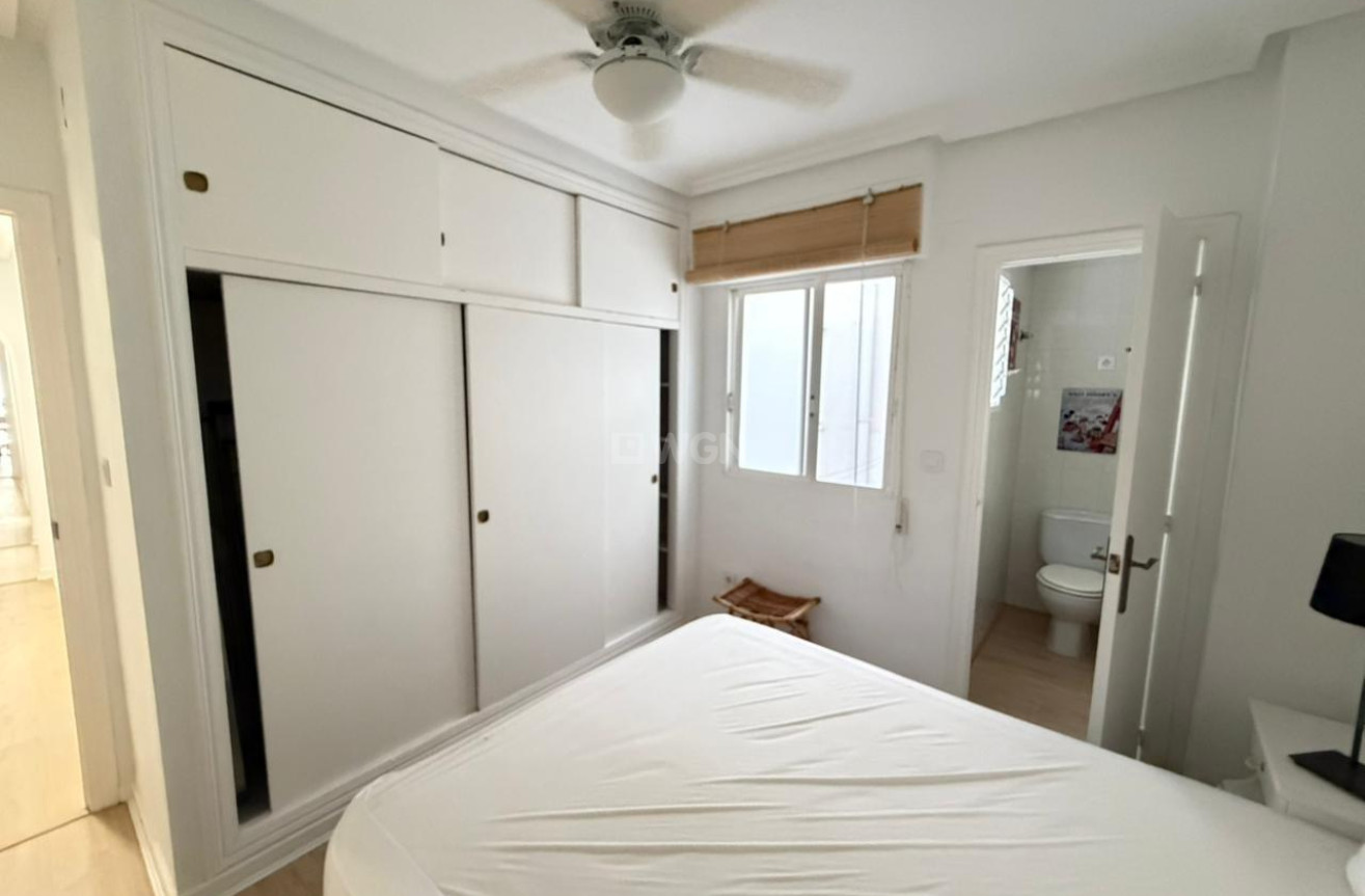 Odsprzedaż - Mieszkanie w bloku - Torrevieja - Playa del Cura