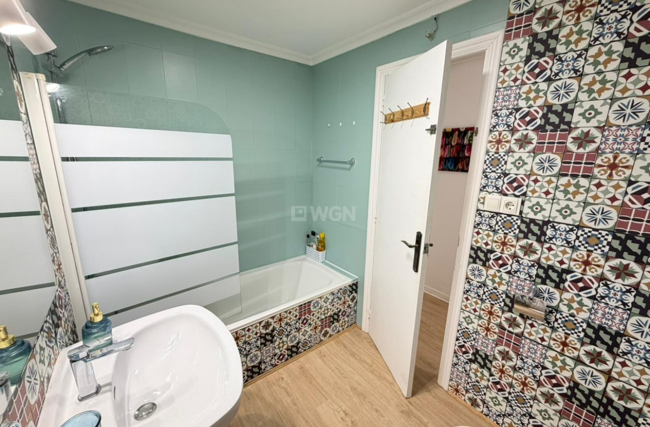 Odsprzedaż - Mieszkanie w bloku - Torrevieja - Playa del Cura