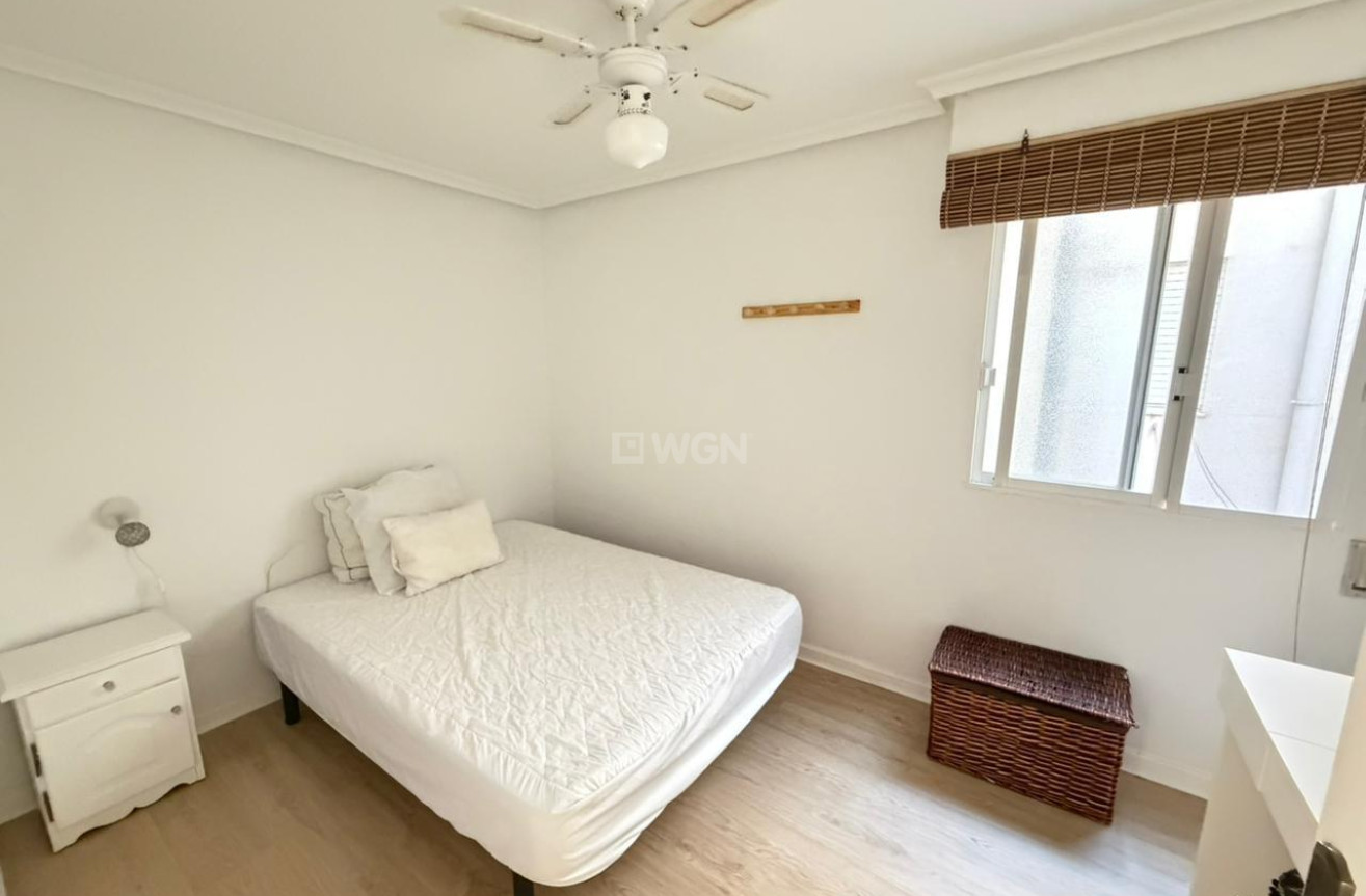 Odsprzedaż - Mieszkanie w bloku - Torrevieja - Playa del Cura