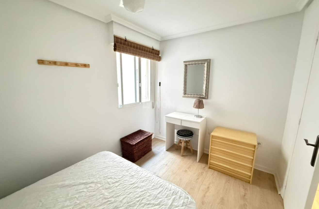 Odsprzedaż - Mieszkanie w bloku - Torrevieja - Playa del Cura