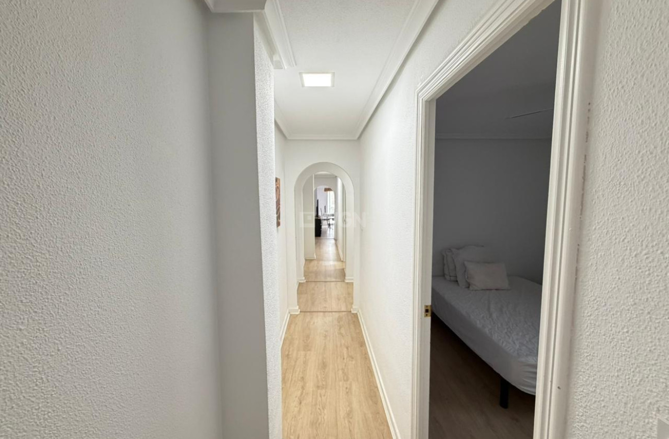 Odsprzedaż - Mieszkanie w bloku - Torrevieja - Playa del Cura