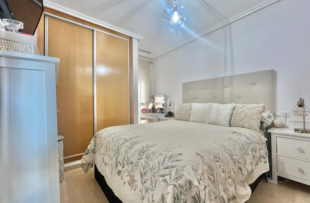 Odsprzedaż - Mieszkanie w bloku - Torrevieja - Centro