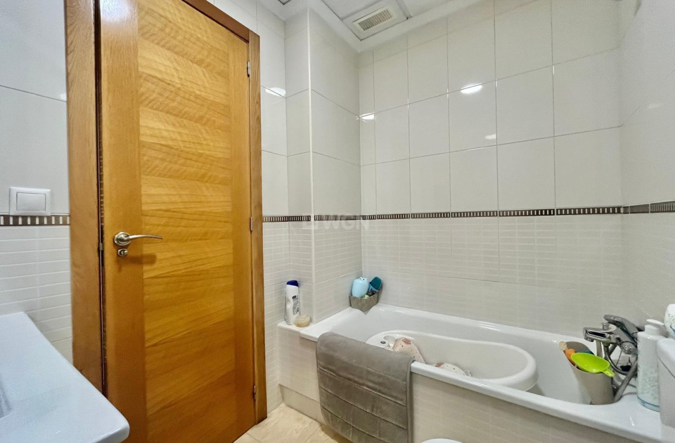 Odsprzedaż - Mieszkanie w bloku - Torrevieja - Centro