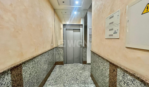 Odsprzedaż - Mieszkanie w bloku - Torrevieja - Centro