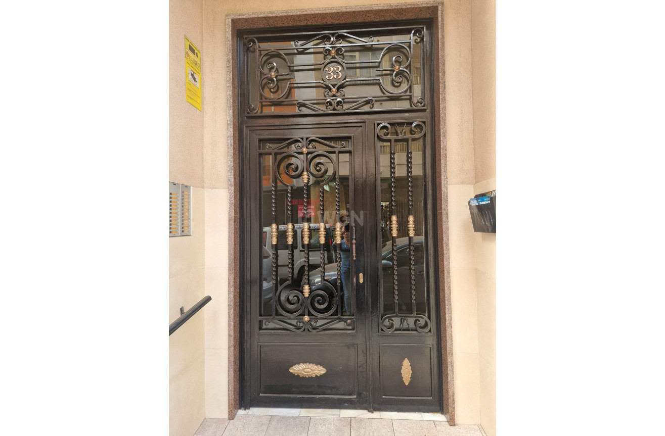 Odsprzedaż - Mieszkanie w bloku - Torrevieja - Playa del Cura