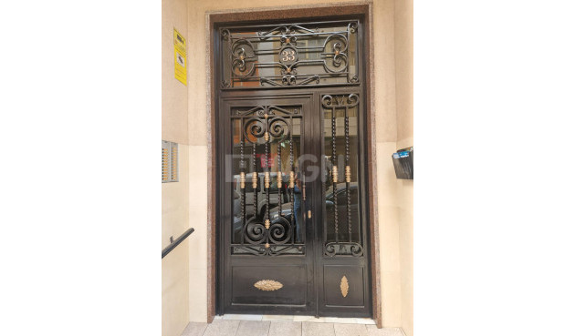 Odsprzedaż - Mieszkanie w bloku - Torrevieja - Playa del Cura