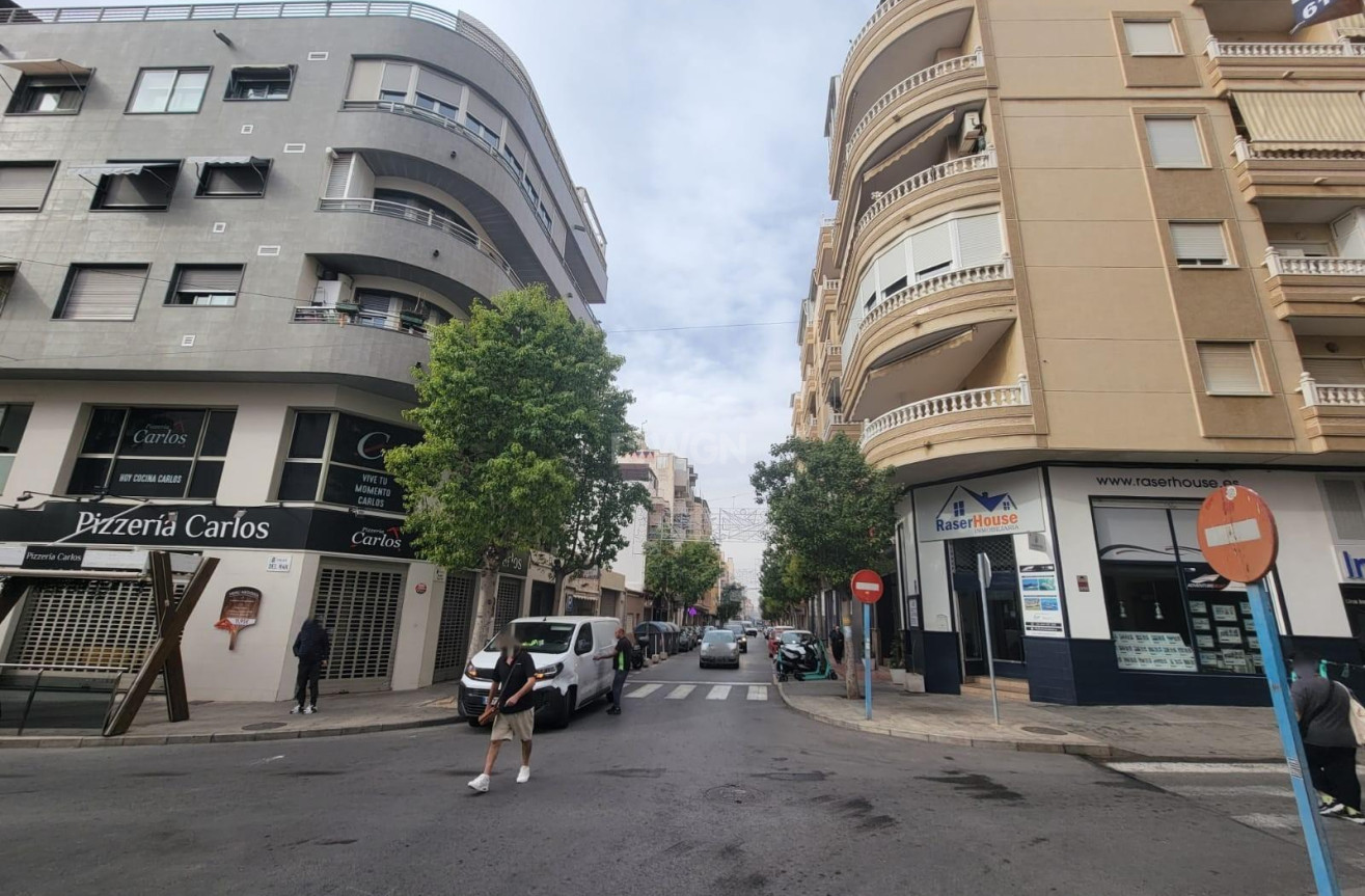 Odsprzedaż - Mieszkanie w bloku - Torrevieja - Playa del Cura