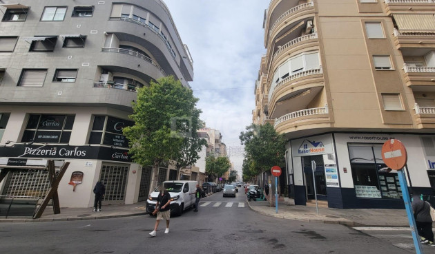 Odsprzedaż - Mieszkanie w bloku - Torrevieja - Playa del Cura